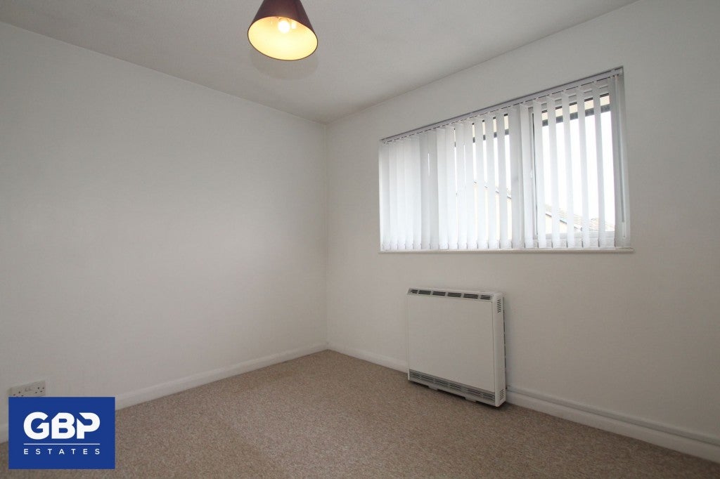 Flat Juniper Way in Greater London