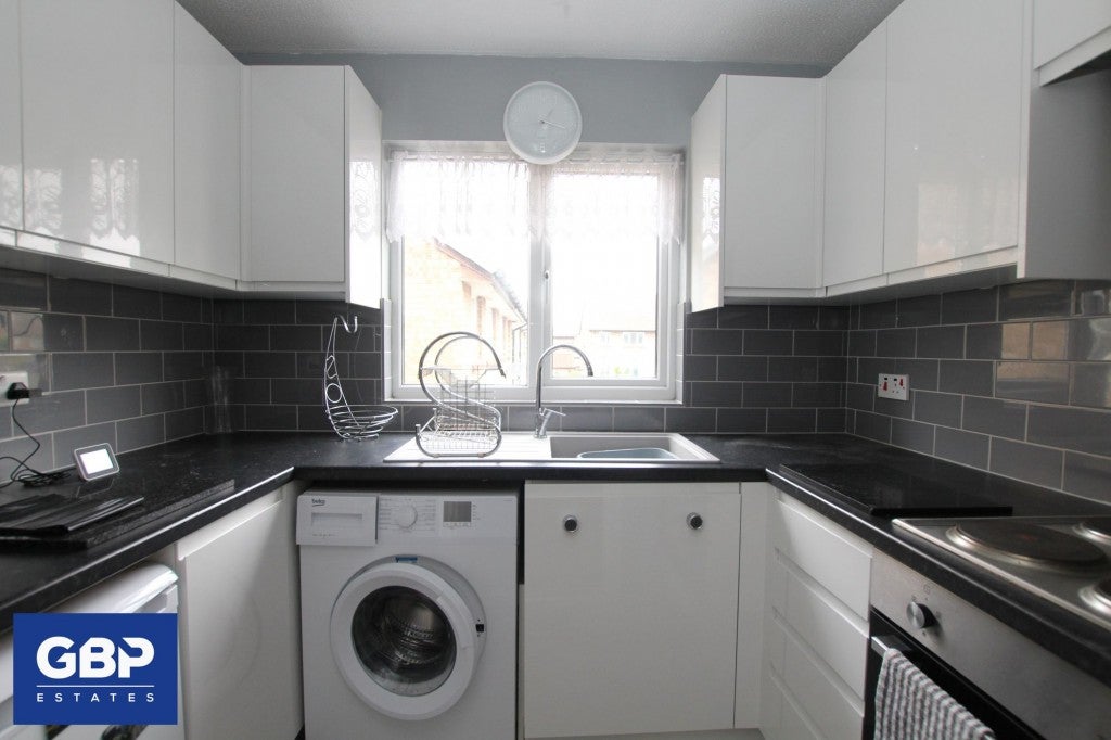 Flat Juniper Way in Greater London