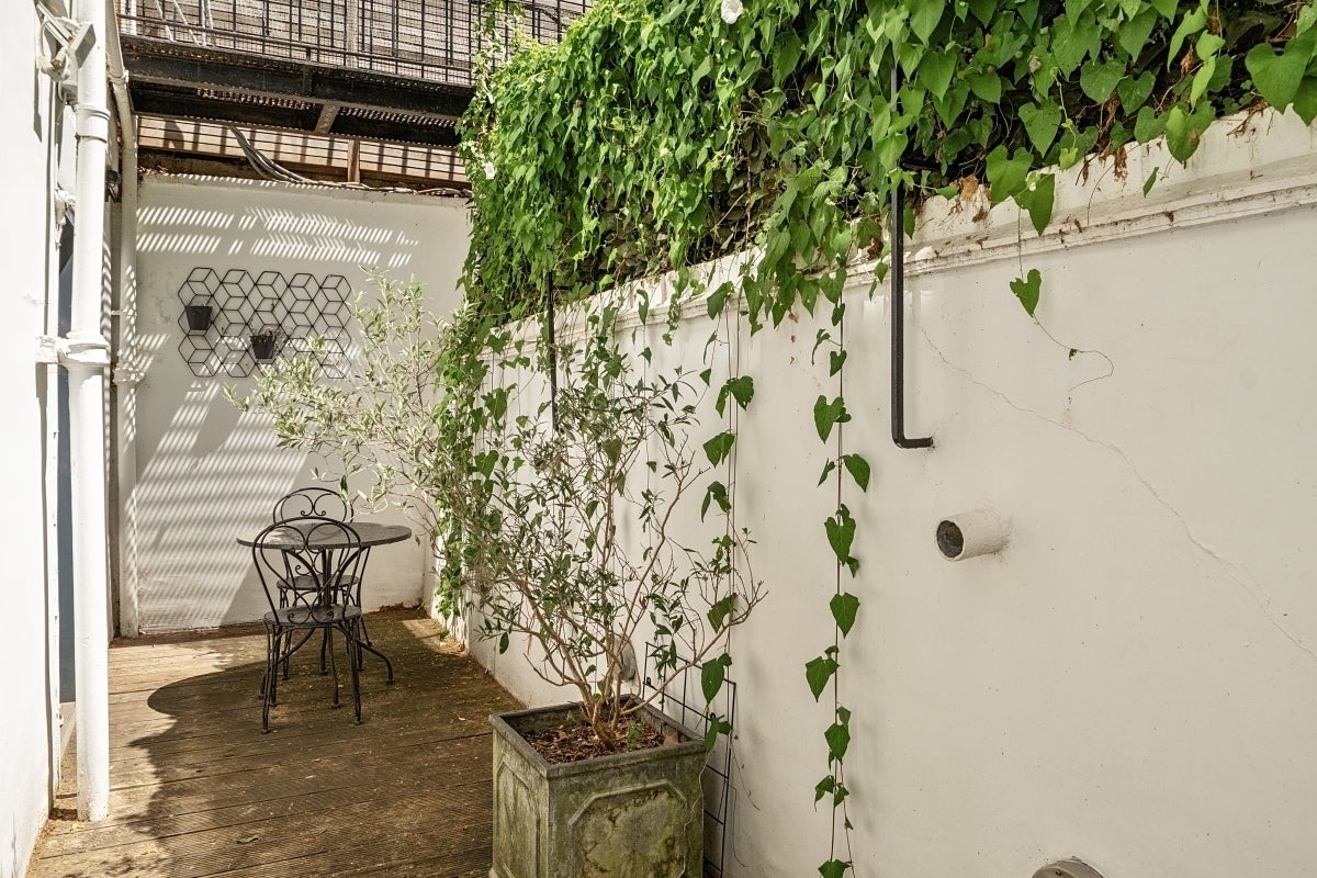 Flat Arundel Gardens in Greater London