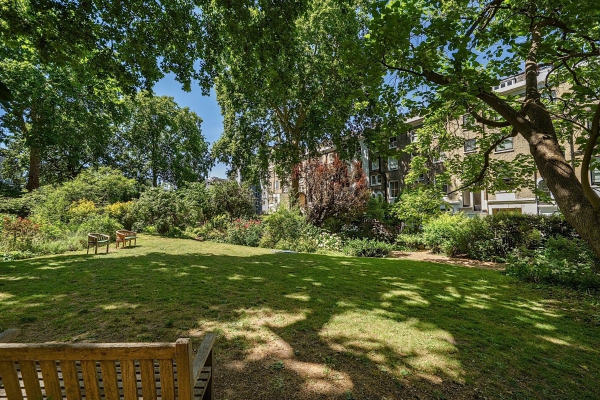 Flat Arundel Gardens in Greater London