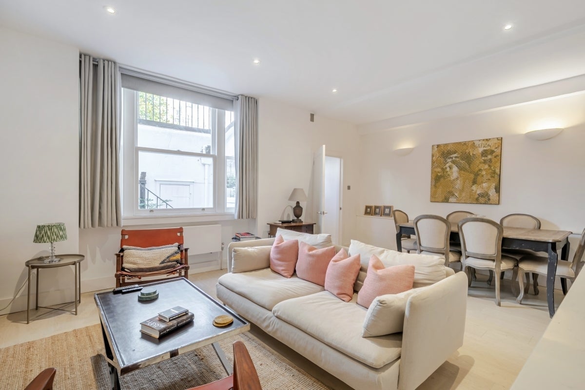 Flat Arundel Gardens in Greater London
