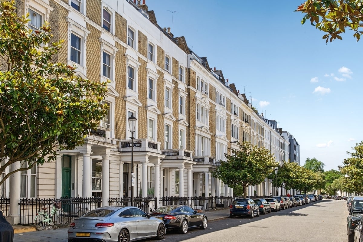 Flat Arundel Gardens in Greater London