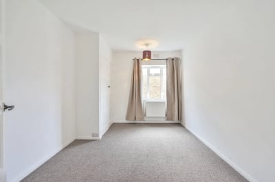 Flat Moffat Court in Greater London
