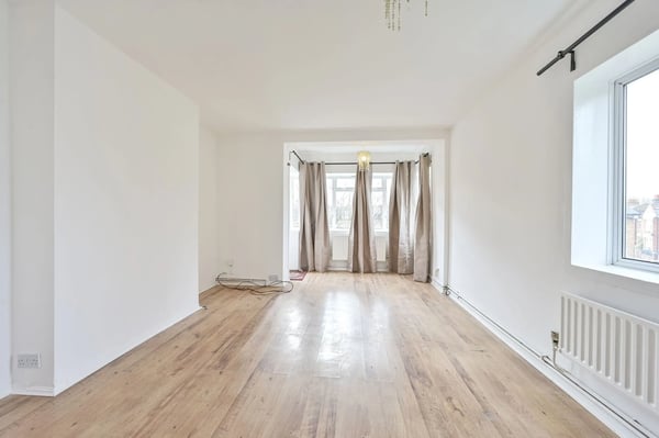 Flat Moffat Court in Greater London