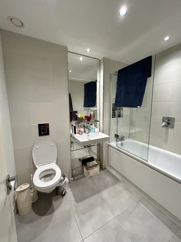 Flat Queenstown Road in Greater London