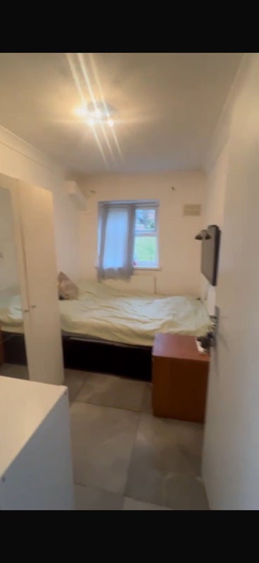 Room Ollgar Close in Greater London