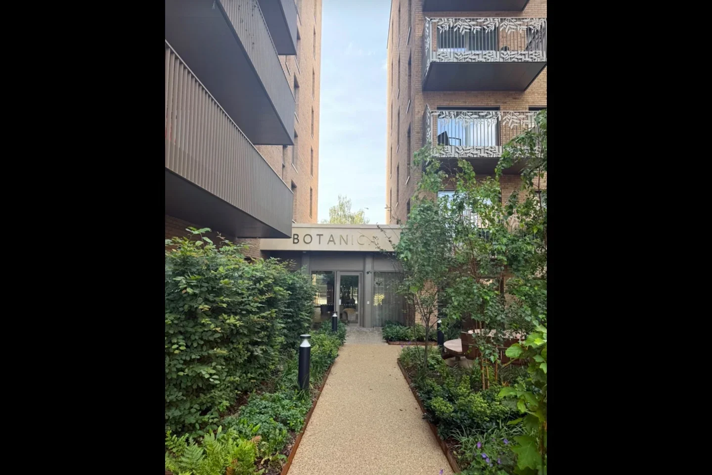Flat Potters Road in Greater London
