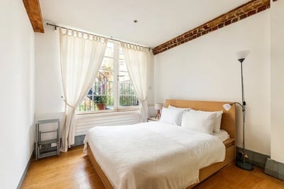 Flat Playhouse Court in Greater London