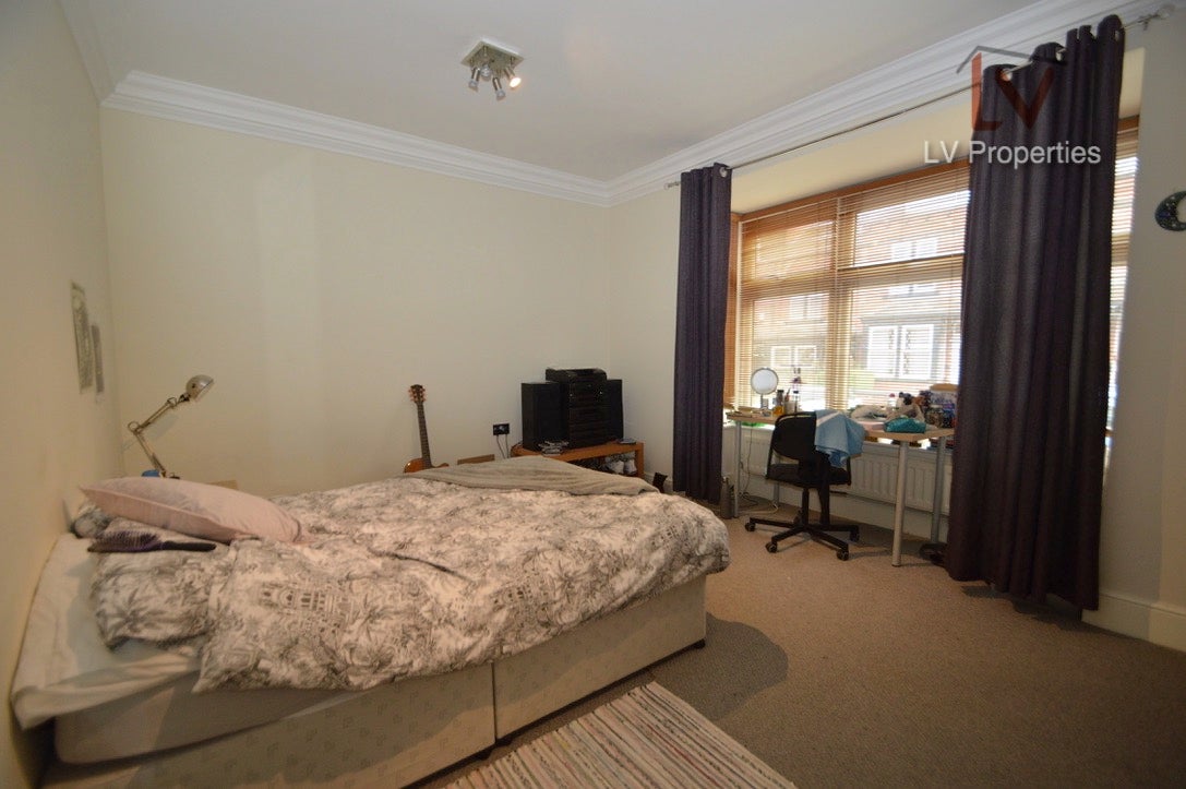 Flat Burchett Grove in Leeds