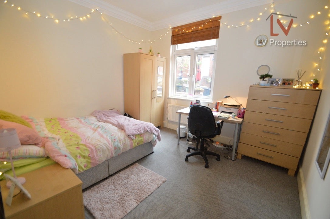 Flat Burchett Grove in Leeds