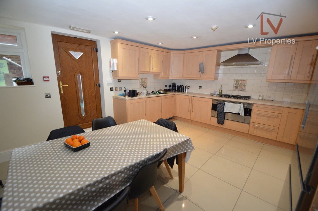 Flat Burchett Grove in Leeds
