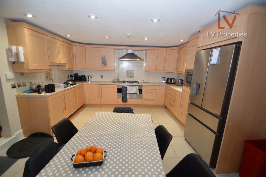 Flat Burchett Grove in Leeds