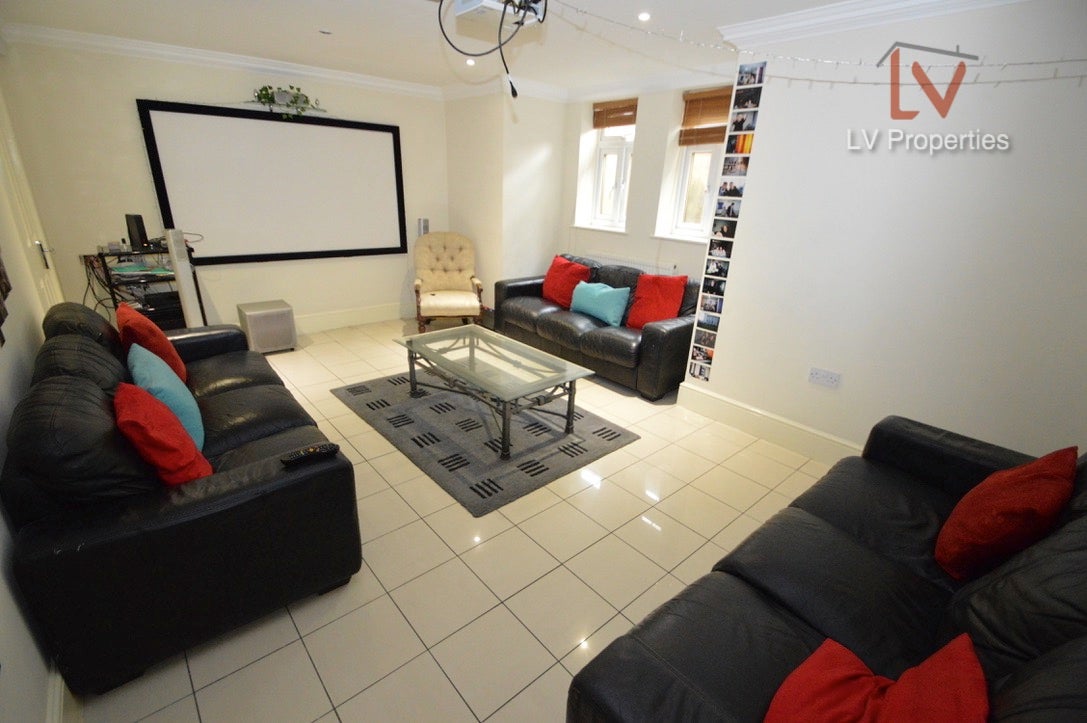 Flat Burchett Grove in Leeds