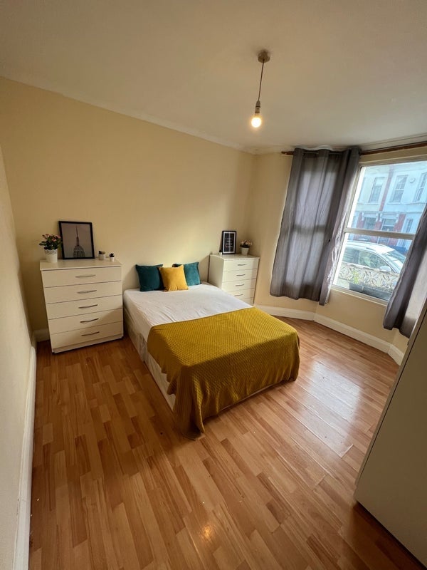 Room Wales Farm Road in Greater London