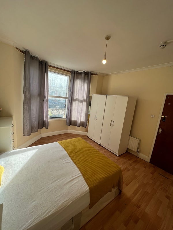 Room Wales Farm Road in Greater London