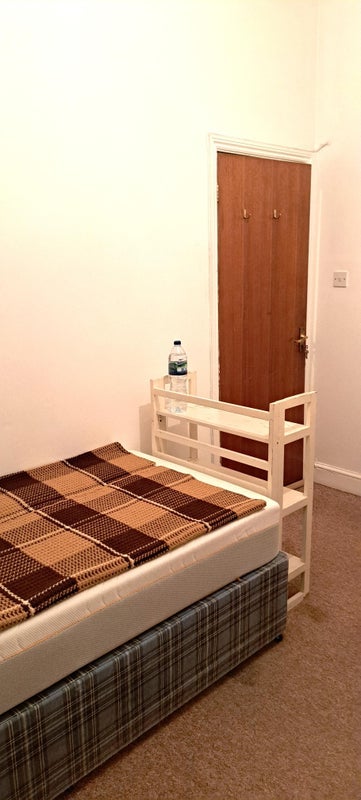 Room Calderon Road in Greater London