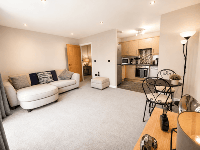Flat Philmont Court in Coventry
