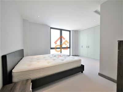 Flat Drapers Yard in Greater London