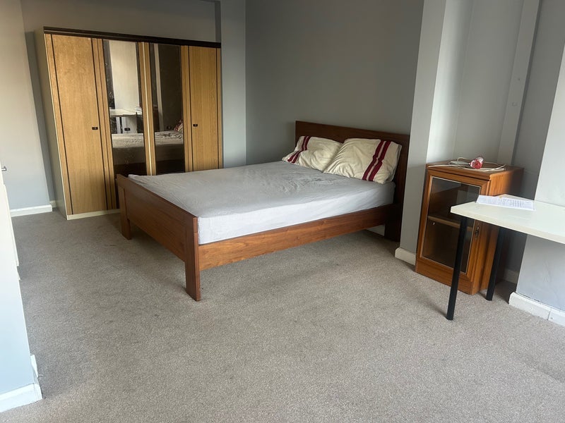 Room Laggan Road in Maidenhead