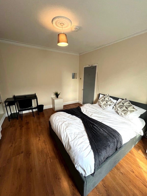 Room Manor Road in Greater London