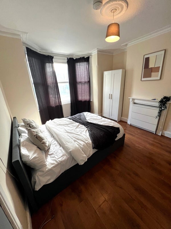 Room Manor Road in Greater London