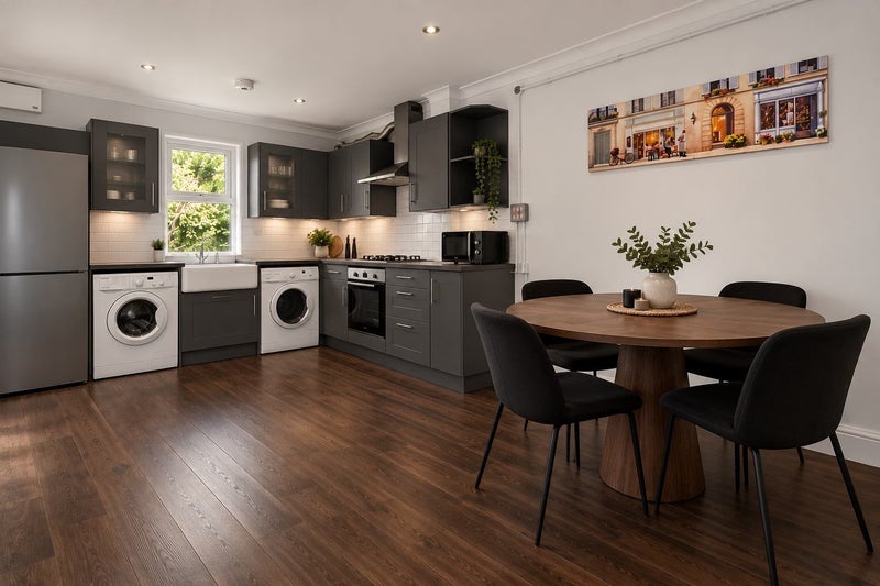 Room Manor Road in Greater London