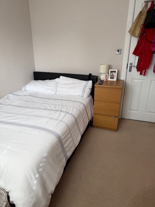 Room Woodfield Road in Crawley