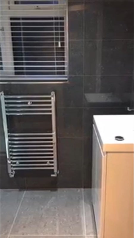 Room Woodfield Road in Crawley