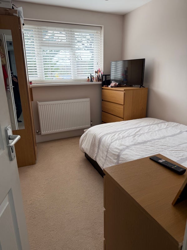 Room Woodfield Road in Crawley