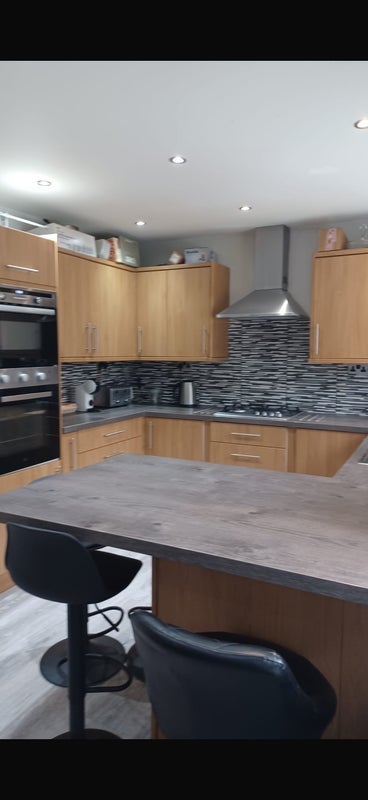 Room Woodfield Road in Crawley