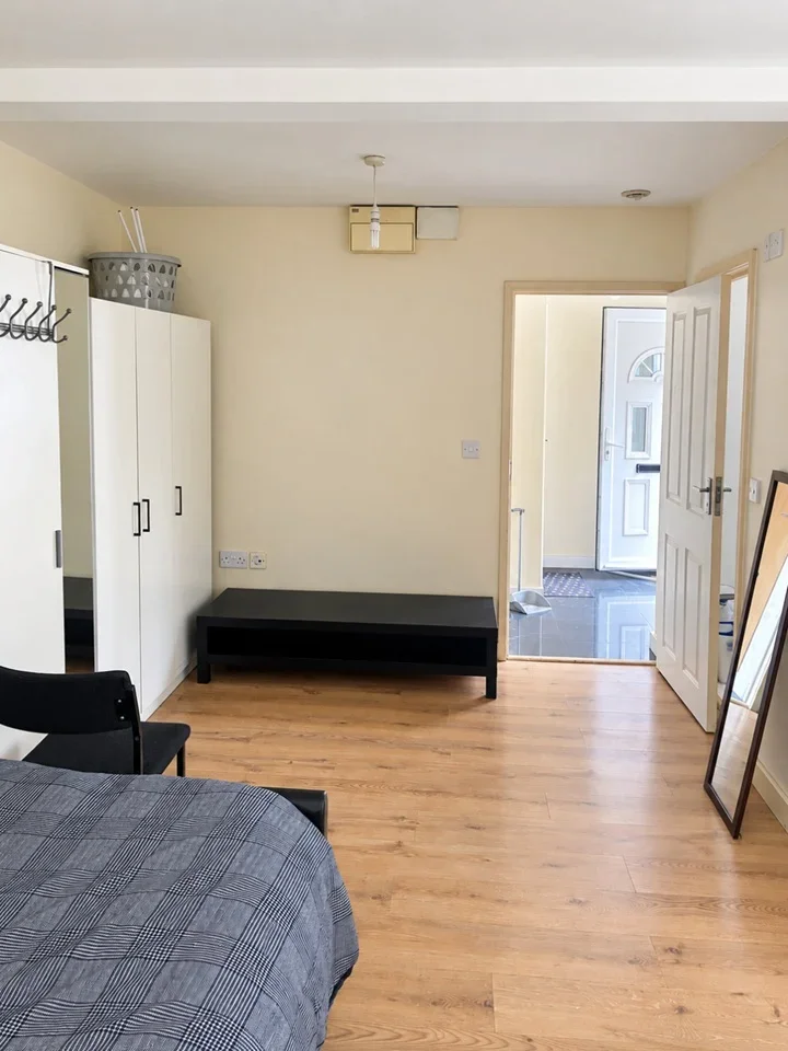 Flat West Way in Greater London