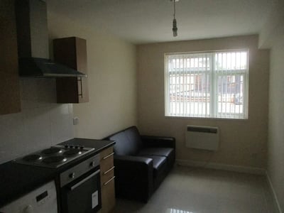 Flat Uxbridge Road in Greater London