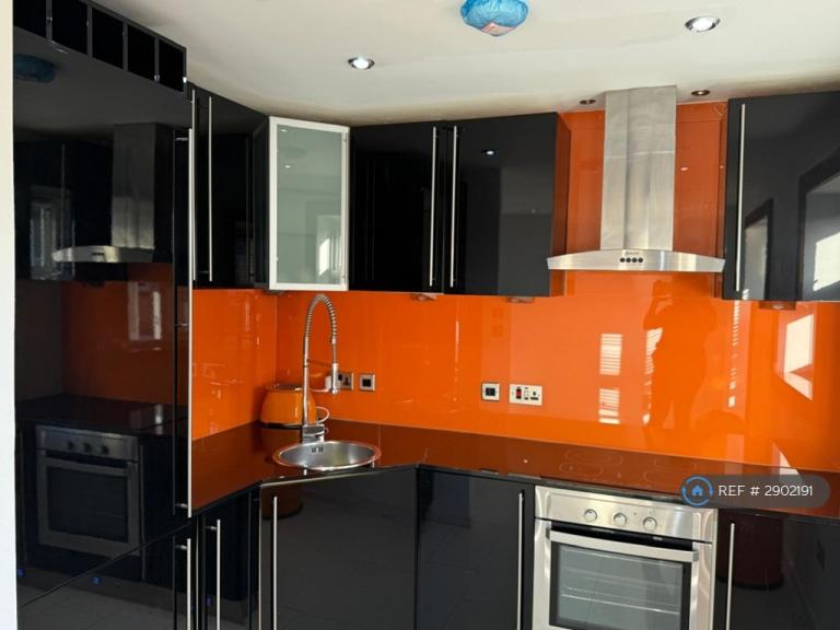 Flat Stubbs Drive in Greater London