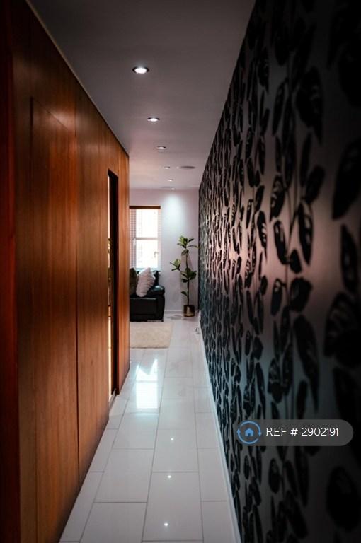 Flat Stubbs Drive in Greater London