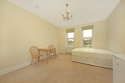 Flat Hillcrest Road in Greater London
