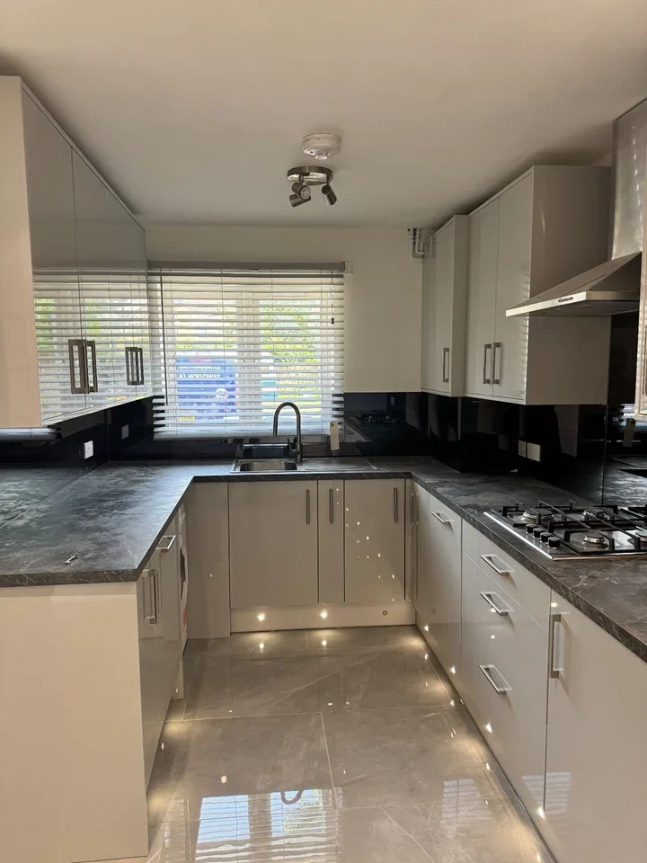 Room Goldsdown Road in Greater London