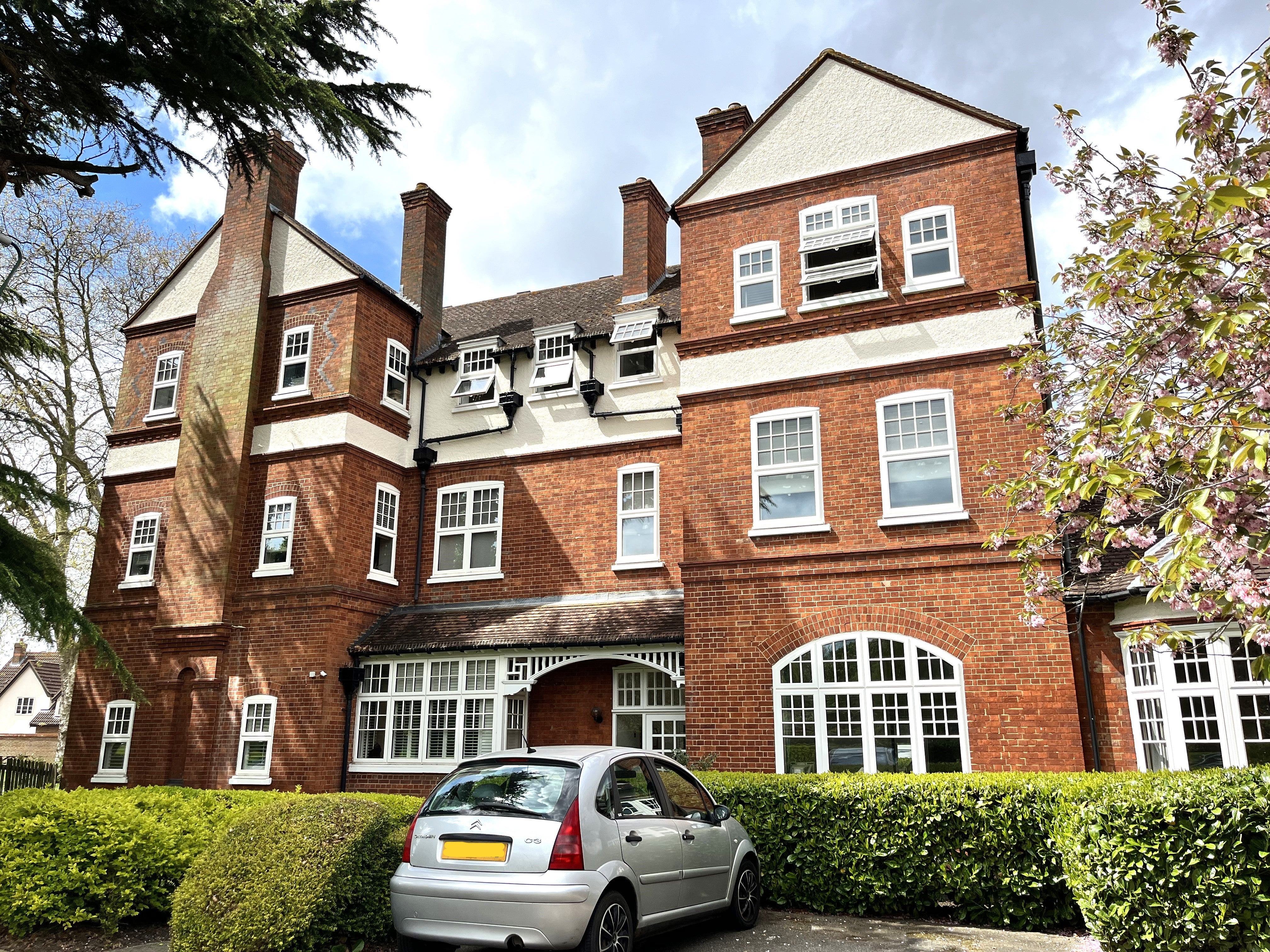 Flat Manor Road in Greater London
