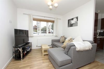 Flat Horseshoe Drive in Greater London