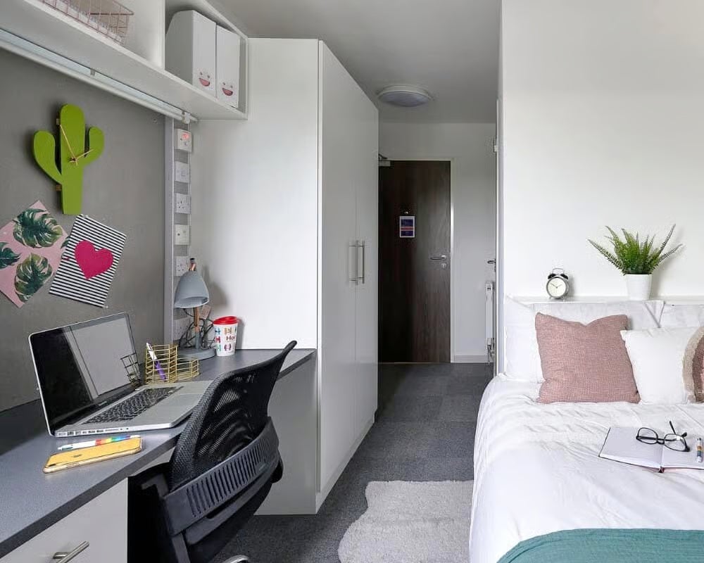 Room Ebrington Street in Plymouth