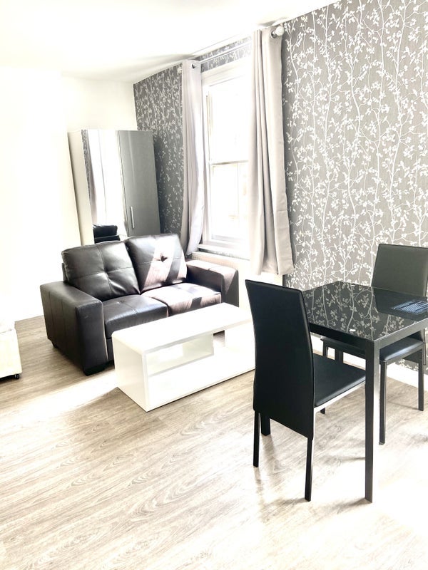 Flat Talgarth Road in Greater London