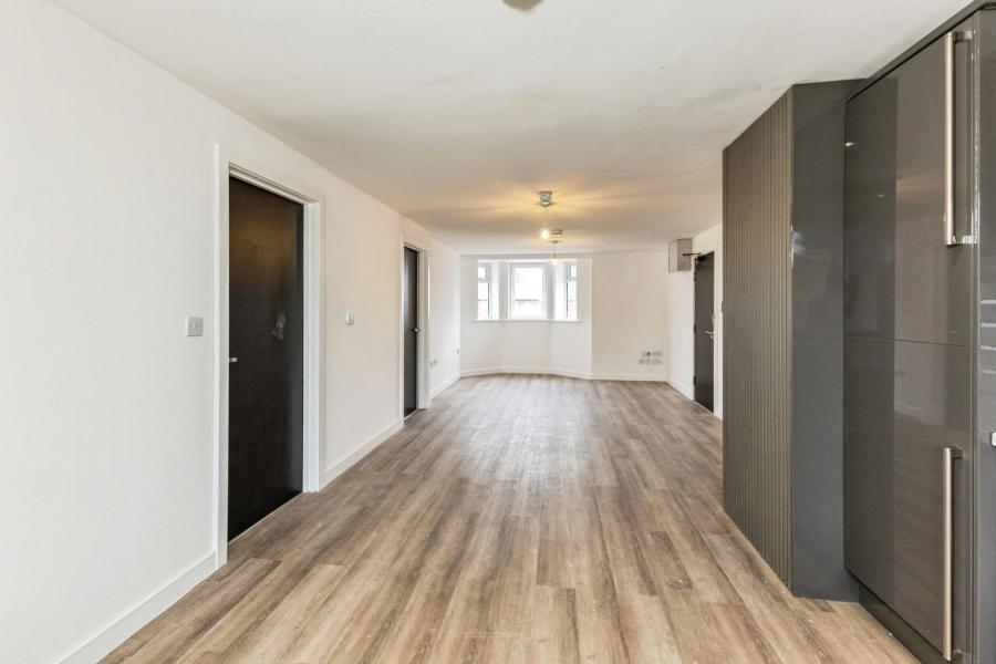 Flat Basingstoke Road in Reading
