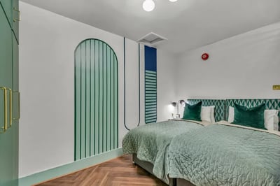 Flat Eardley Crescent in Greater London