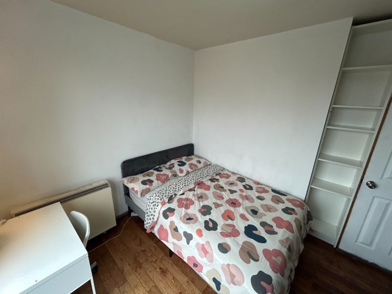 Room Dingley Road in Greater London
