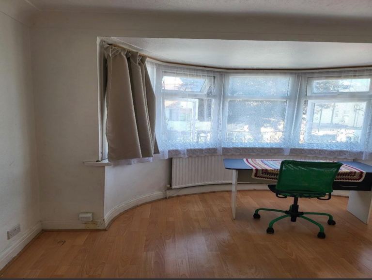 Flat Ellesmere Road in Greater London