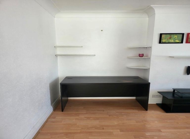 Flat Ellesmere Road in Greater London