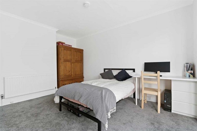 Room Beaumont Avenue in Plymouth