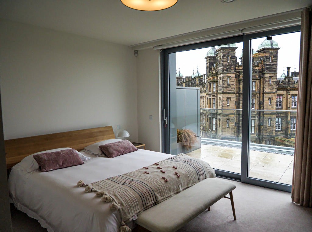 Flat Roseburn Street in City of Edinburgh