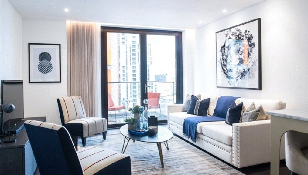 Flat Ponton Road in Greater London