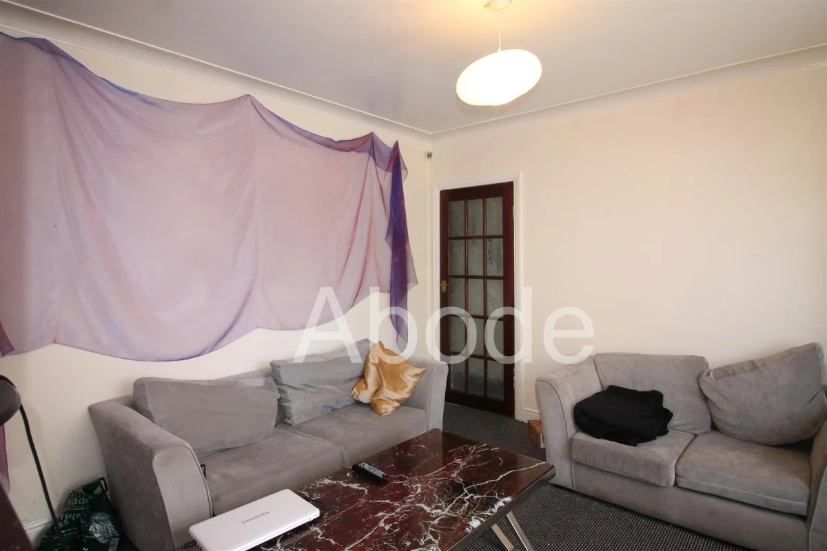 Room Mayville Road in Leeds