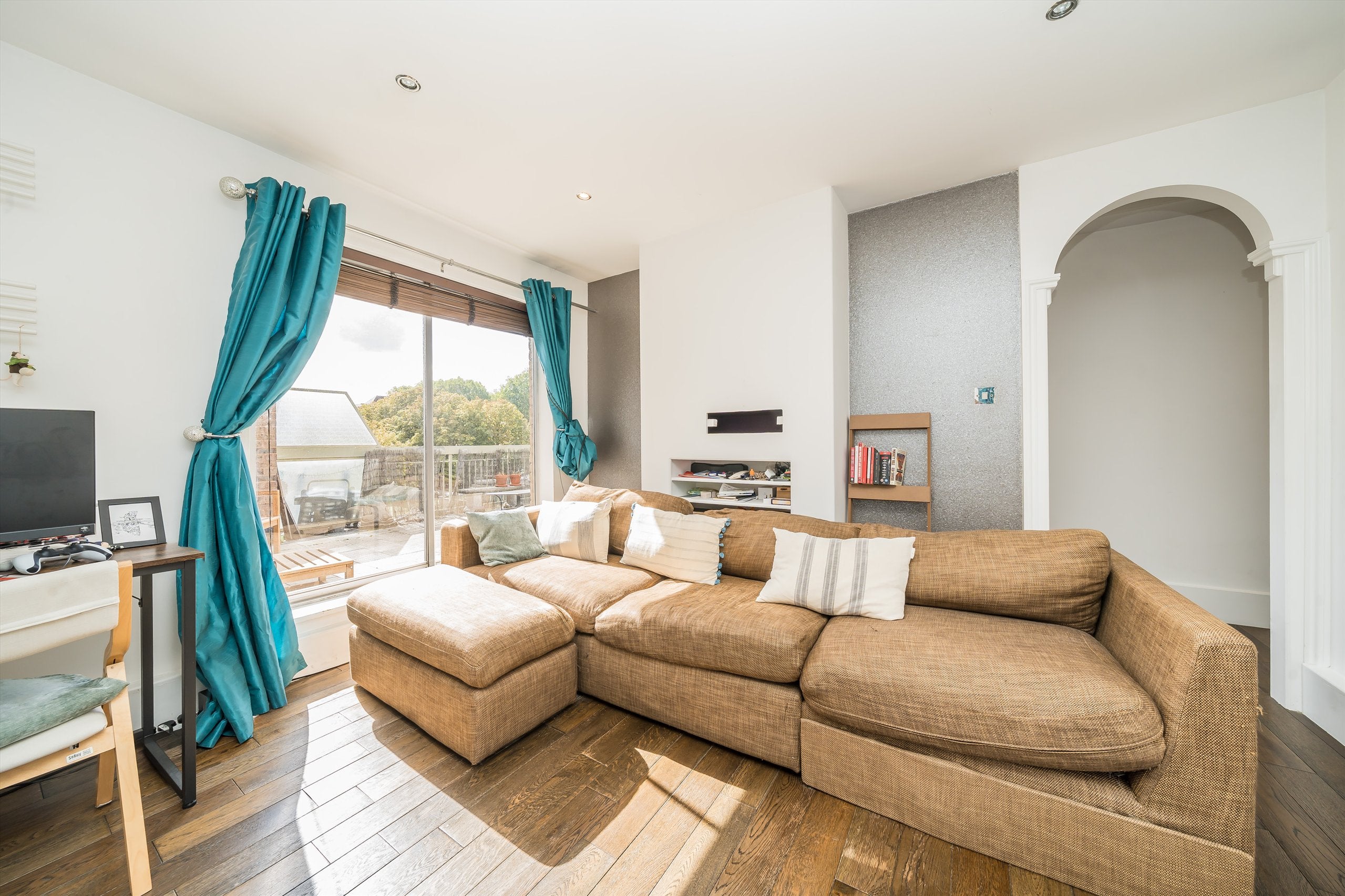 Flat Wapping Lane in Greater London